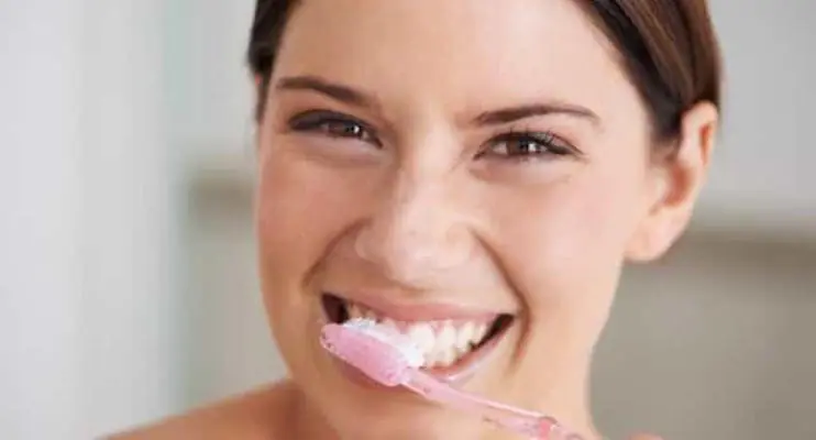 Com que frequência deve trocar a escova de dentes?