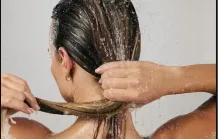 Com que frequência se deve lavar o cabelo? Resposta é diferente da que você imagina