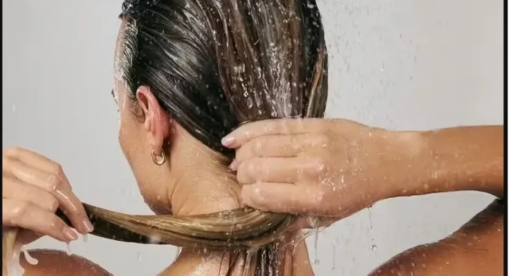 Com que frequência se deve lavar o cabelo? Resposta é diferente da que você imagina