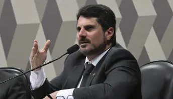 Com salário de R$ 33 mil, senador capixaba reclama de dívidas e é criticado na web