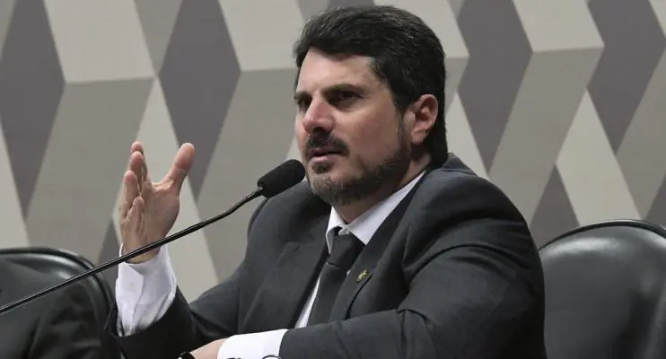 Com salário de R$ 33 mil, senador capixaba reclama de dívidas e é criticado na web