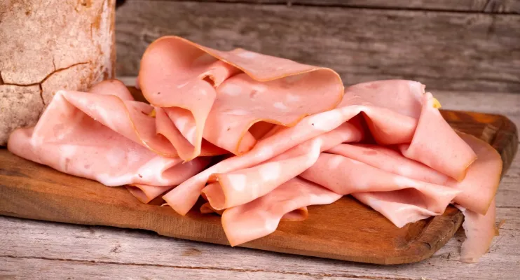 Com tempero pronto e mortadela na lista, veja alimentos com alto teor de sal segundo a Anvisa
