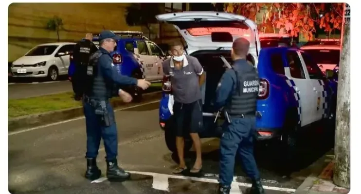 Com uma caneta, homem assalta passageira de ônibus e acaba preso em Vitória