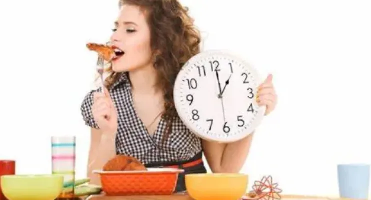 Comer devagar pode ajudar no controle de peso e na saúde, afirma nutricionista