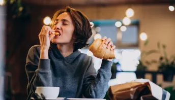 Comer estes alimentos não alivia o estresse (tem o efeito oposto)