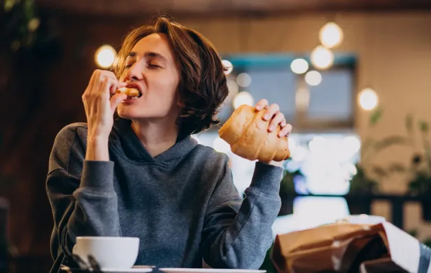 Comer estes alimentos não alivia o estresse (tem o efeito oposto)