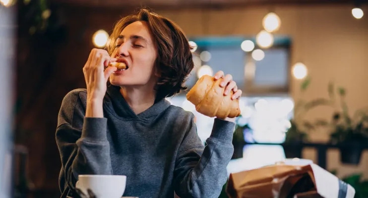 Comer estes alimentos não alivia o estresse (tem o efeito oposto)