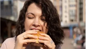 Comer rápido prejudica sua saúde; entenda