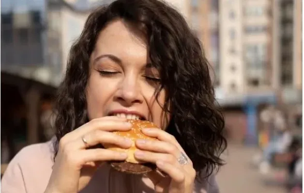 Comer rápido prejudica sua saúde; entenda