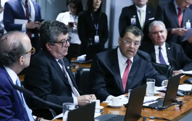 Comissão do Senado dá aval a projeto que eleva tributos de fintechs e bets