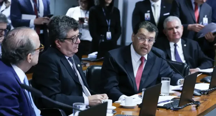 Comissão do Senado dá aval a projeto que eleva tributos de fintechs e bets