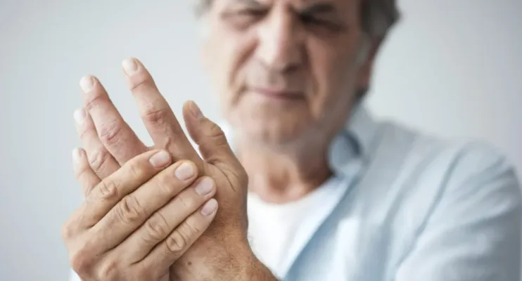 Como diferenciar tremor do hipertireoidismo e do Parkinson: sintomas e diagnóstico