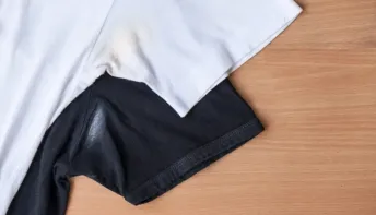Como eliminar manchas de suor e desodorante de roupas usando produtos domésticos