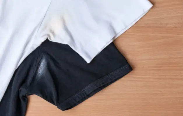 Como eliminar manchas de suor e desodorante de roupas usando produtos domésticos