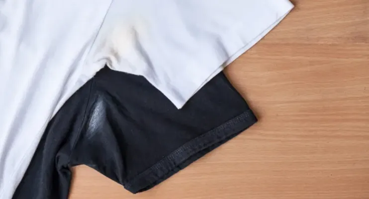 Como eliminar manchas de suor e desodorante de roupas usando produtos domésticos