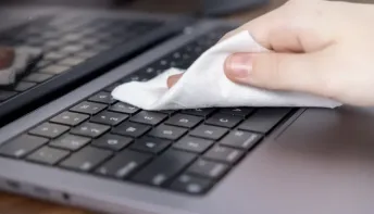 Como limpar o teclado do computador sem danificar as teclas e circuitos