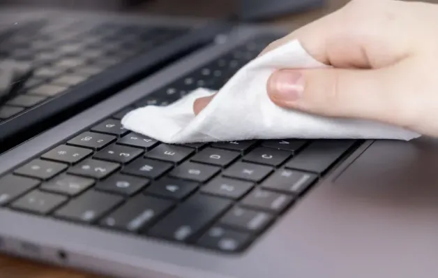 Como limpar o teclado do computador sem danificar as teclas e circuitos