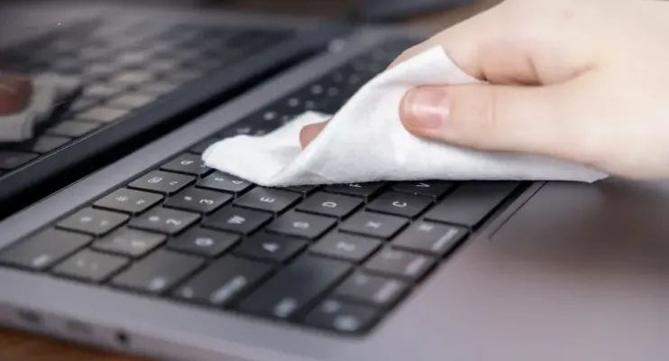 Como limpar o teclado do computador sem danificar as teclas e circuitos