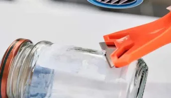 Como tirar cola de etiquetas de frascos de vidro com mistura caseira