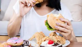 Compulsão alimentar é caracterizada por descontrole e culpa; entenda
