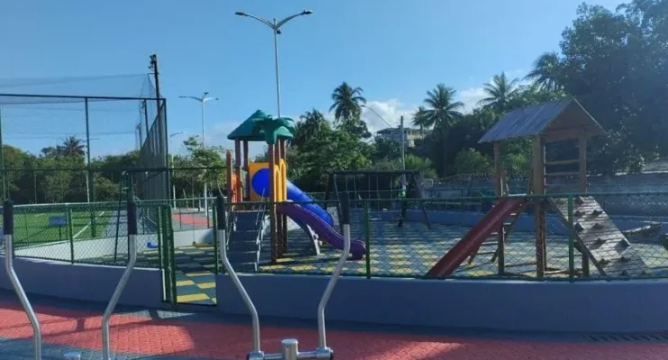 Comunidade de Praia de Carapebus ganha praça e campo revitalizados
