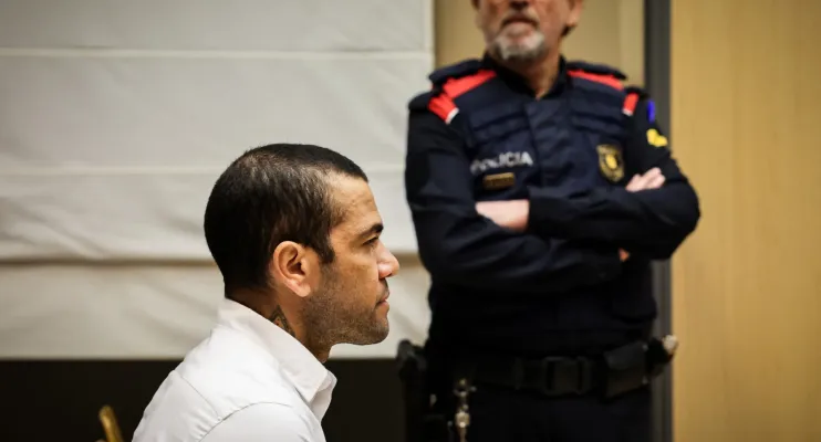 Condenado a 4 anos e 6 meses, Daniel Alves pode deixar prisão em 2025
