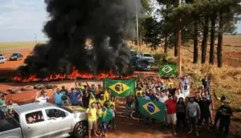 Confederação de caminhoneiros vê ação antidemocrática em paralisação