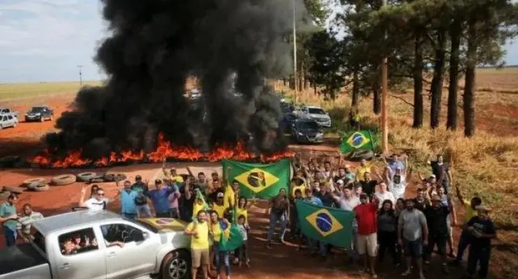 Confederação de caminhoneiros vê ação antidemocrática em paralisação