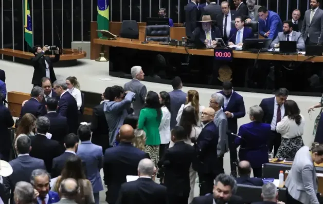 Congresso aprova reajuste e gratificação de até 100% a servidores da Câmara e do Senado  