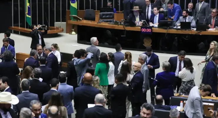 Congresso aprova reajuste e gratificação de até 100% a servidores da Câmara e do Senado  