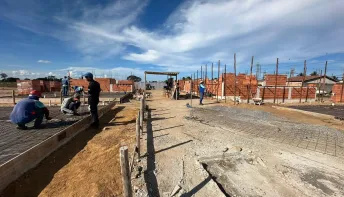 Construção das casas do programa Nossa Casa avança em Pedro Canário e prefeito Bruno Araújo faz visita as obras 