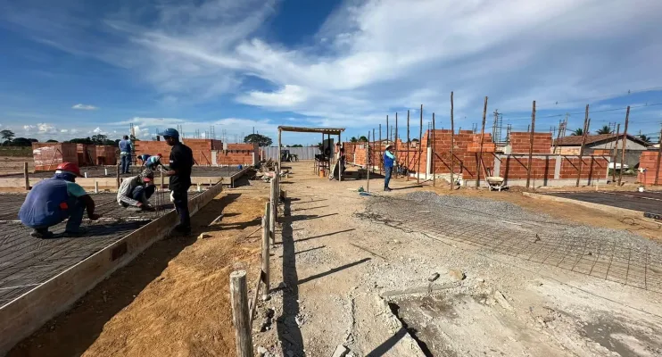 Construção das casas do programa Nossa Casa avança em Pedro Canário e prefeito Bruno Araújo faz visita as obras 