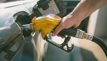 Consumo de combustíveis bate recorde em 2023, e etanol perde espaço para gasolina