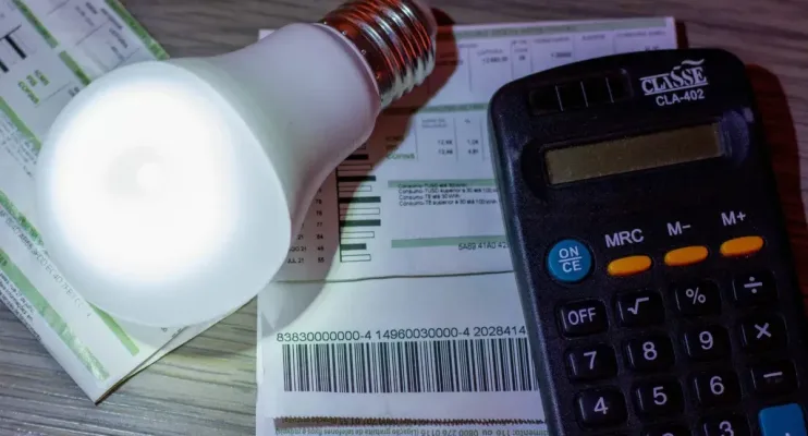 Conta de luz vai disparar em 2026, com clima seco e aumento de subsídios; entenda