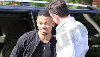 Contratado pelo Arsenal, Gabriel Jesus é recebido por Edu Gaspar antes de exames