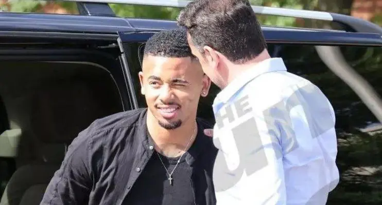Contratado pelo Arsenal, Gabriel Jesus é recebido por Edu Gaspar antes de exames