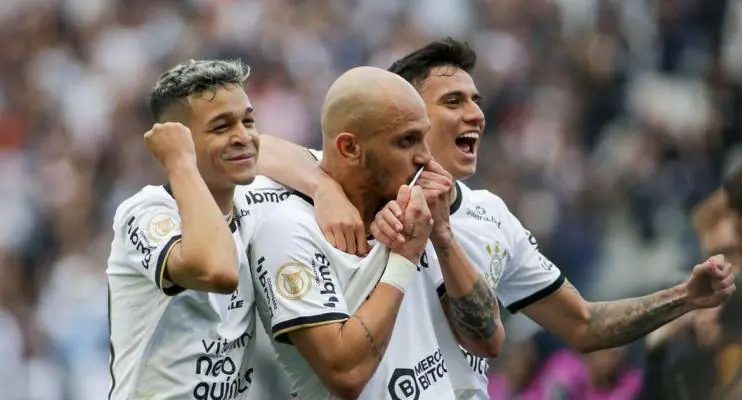 Corinthians vence Goiás e empata em pontos com líder Palmeiras