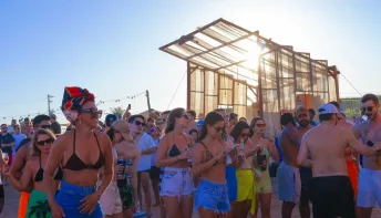 Corona Praia Sunsets estreia edição 2026 em Linhares neste sábado