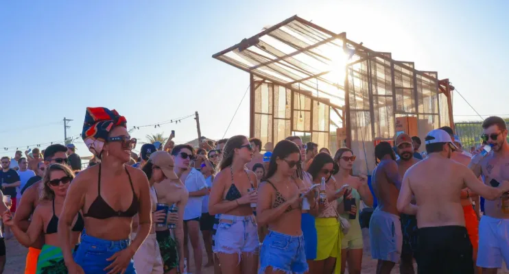 Corona Praia Sunsets estreia edição 2026 em Linhares neste sábado