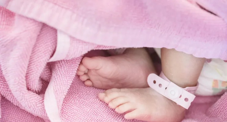 Corpo de bebê prematuro é jogado por engano no lixo