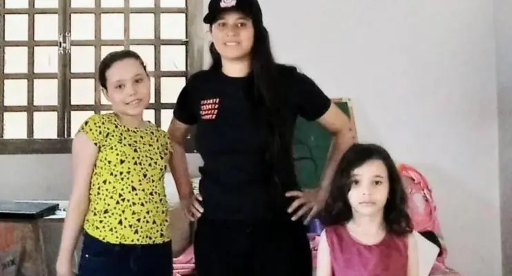 Corpos de irmãs mortas pela mãe foram achados pelo pai embaixo de cobertor