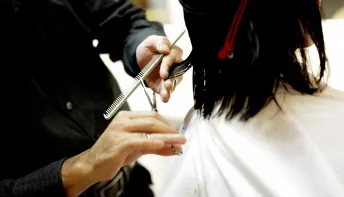 Cortou o cabelo e se arrependeu? Há um óleo que o faz crescer depressa