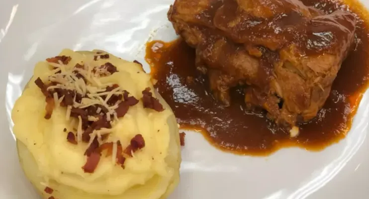 Costela suína ao barbecue conquista com sabor defumado e batatas cremosas