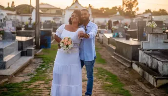 Coveira e agente funerário fazem ensaio de casamento em cemitério no ES: 'Vamos quebrar esses tabus?'; veja FOTOS
