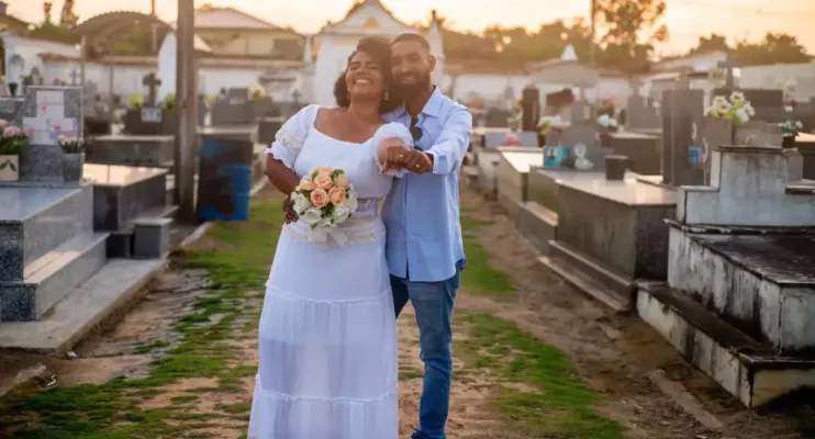 Coveira e agente funerário fazem ensaio de casamento em cemitério no ES: 'Vamos quebrar esses tabus?'; veja FOTOS