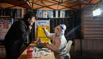 Covid-19: Explosão de casos na China ameaça criar novas variantes