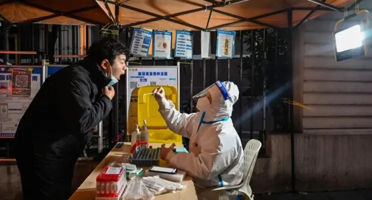 Covid-19: Explosão de casos na China ameaça criar novas variantes