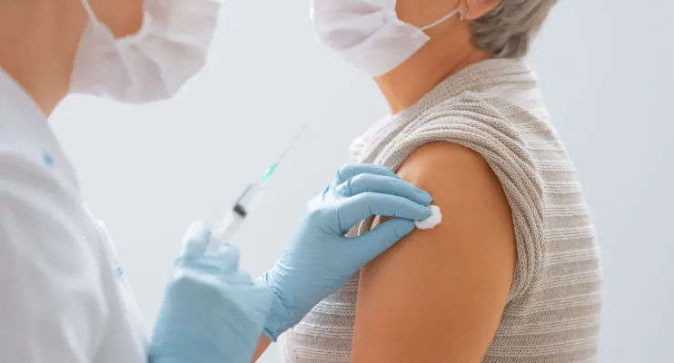 Covid-19: Novo estudo alerta para efeitos raros das vacinas