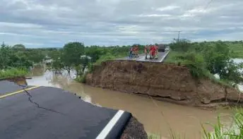 Cratera engole 3 carros e deixa morto em Sergipe