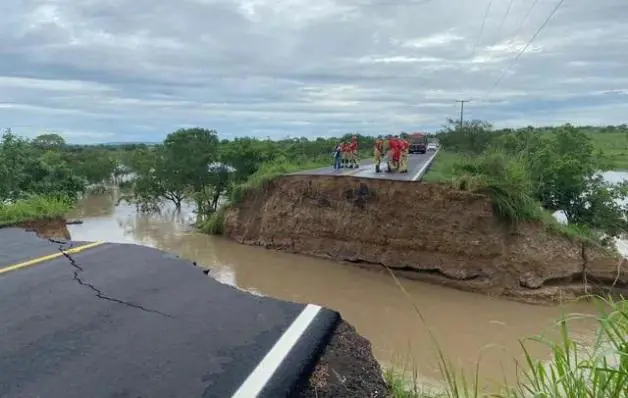 Cratera engole 3 carros e deixa morto em Sergipe